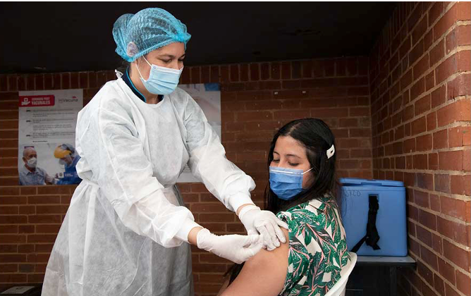 Presidente Duque anuncia cuarta dosis de vacuna contra el covid-19 y celebra que el país haya llegado a la meta de 70% de colombianos inmunizados con doble dosis (InfoPresidencia)
