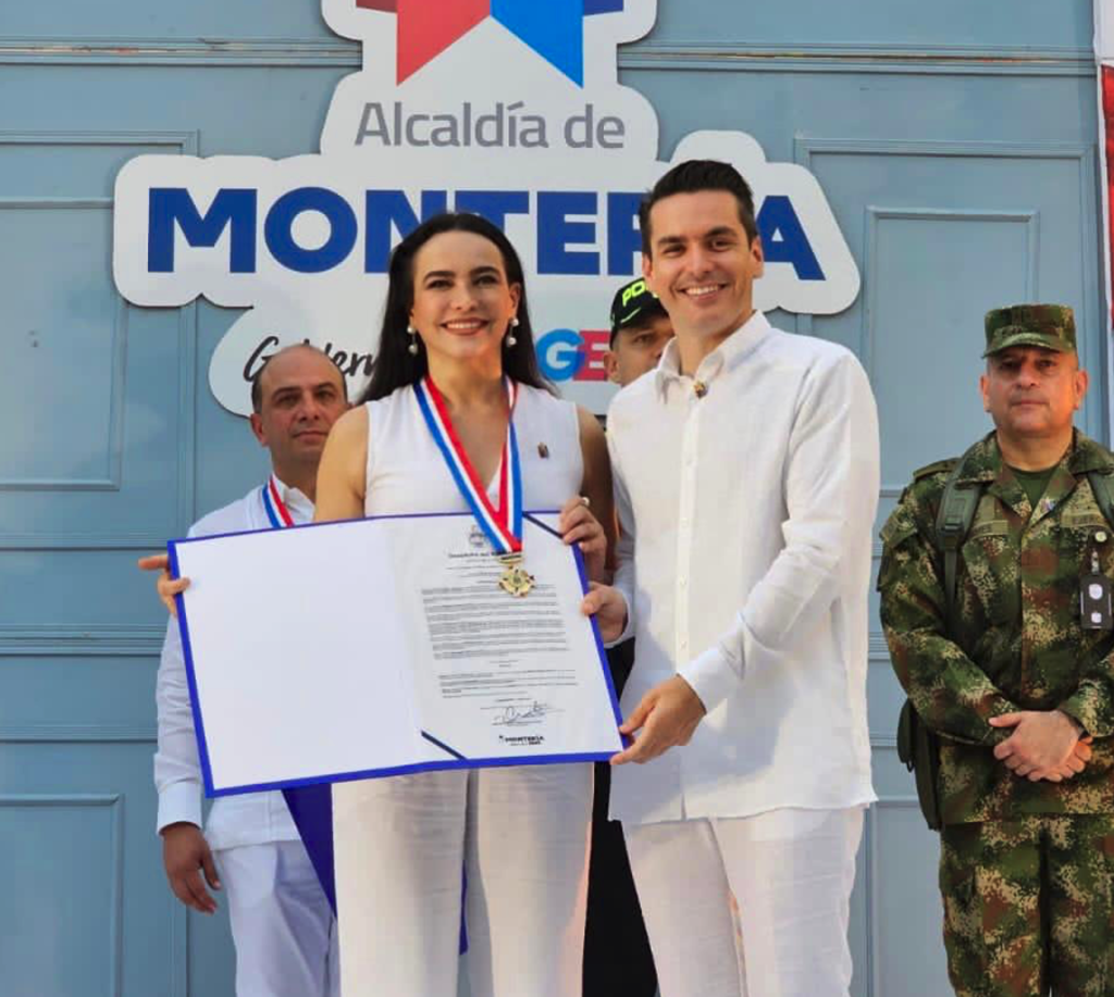 En el marco de los 246 años de Montería, la dir. Ejecutiva de Asocapitales, Luz María Zapata, recibió la Medalla Bicentenaria Antonio de la Torre y Miranda por el acompañamiento permanente a esta ciudad capital para consolidar su desarrollo económico, social y ambiental.